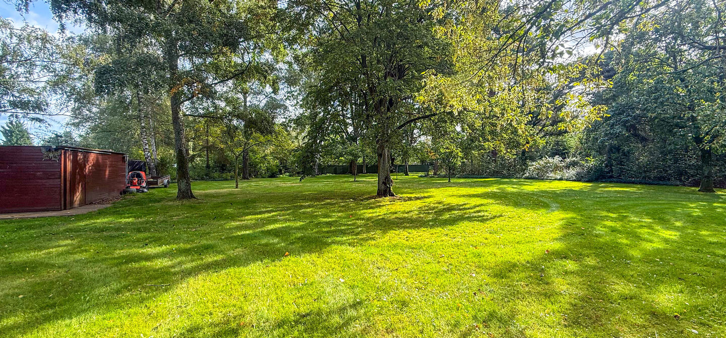 Rust, ruimte en architecturale charme op een riant perceel
Sommige woningen voelen meteen als thuiskomen. Deze bijzondere architectuurwoning in Koersel combineert ruimte, comfort, licht en karakter met een uitzonderlijk groene omgeving. Gelegen op een ri