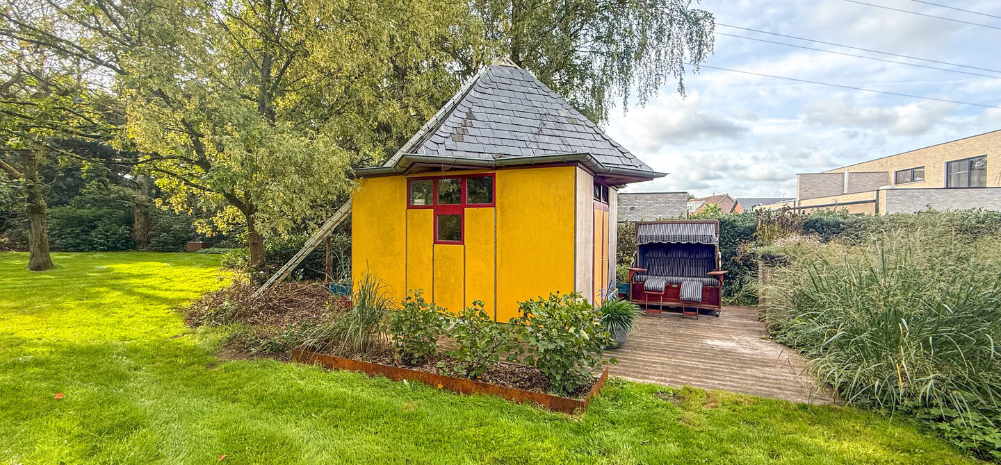 Rust, ruimte en architecturale charme op een riant perceel
Sommige woningen voelen meteen als thuiskomen. Deze bijzondere architectuurwoning in Koersel combineert ruimte, comfort, licht en karakter met een uitzonderlijk groene omgeving. Gelegen op een ri