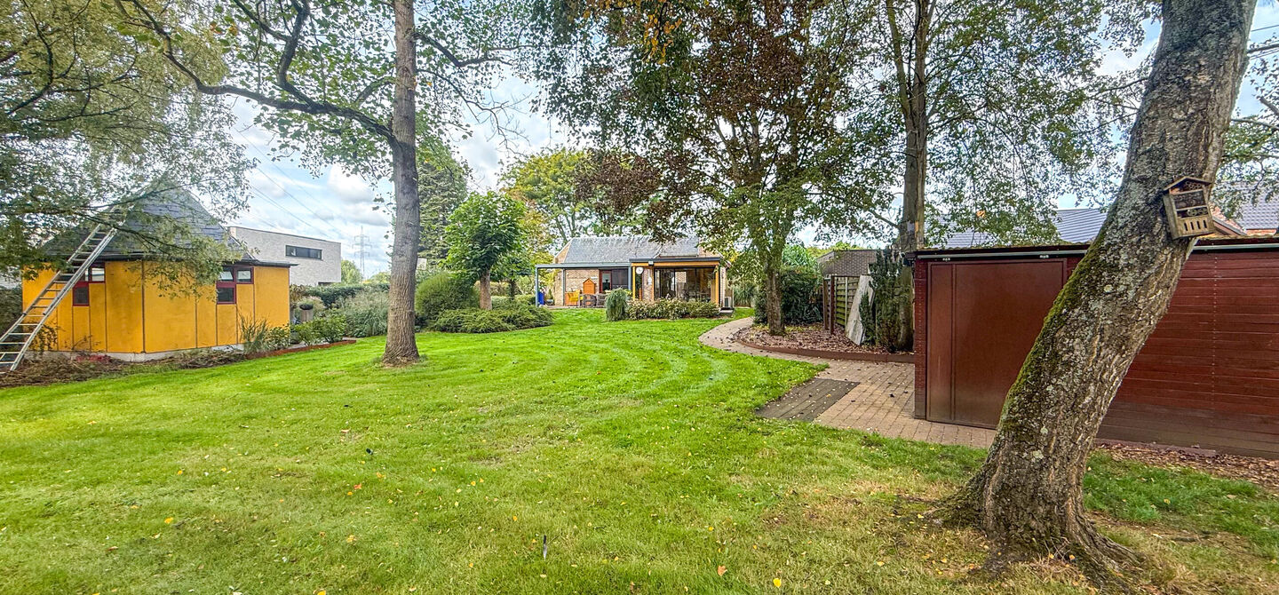 Rust, ruimte en architecturale charme op een riant perceel
Sommige woningen voelen meteen als thuiskomen. Deze bijzondere architectuurwoning in Koersel combineert ruimte, comfort, licht en karakter met een uitzonderlijk groene omgeving. Gelegen op een ri