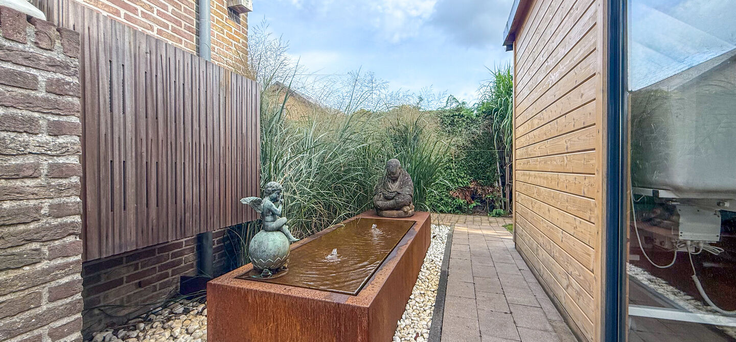 Rust, ruimte en architecturale charme op een riant perceel
Sommige woningen voelen meteen als thuiskomen. Deze bijzondere architectuurwoning in Koersel combineert ruimte, comfort, licht en karakter met een uitzonderlijk groene omgeving. Gelegen op een ri