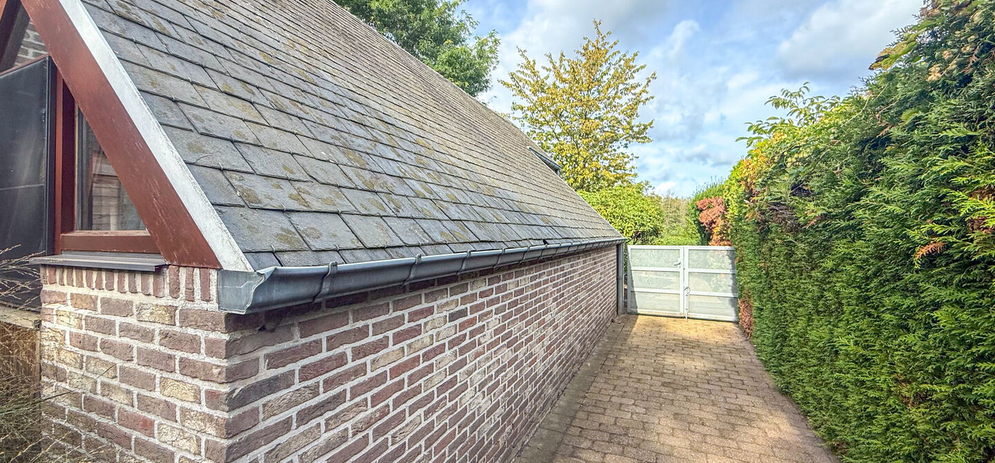 Rust, ruimte en architecturale charme op een riant perceel
Sommige woningen voelen meteen als thuiskomen. Deze bijzondere architectuurwoning in Koersel combineert ruimte, comfort, licht en karakter met een uitzonderlijk groene omgeving. Gelegen op een ri