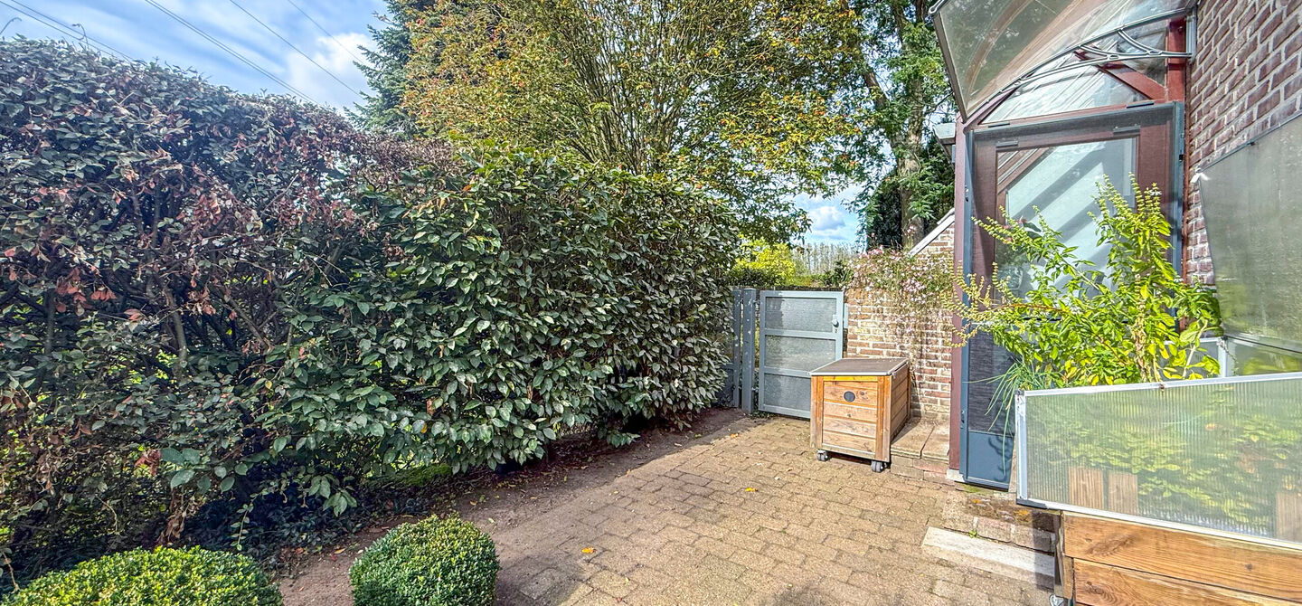 Rust, ruimte en architecturale charme op een riant perceel
Sommige woningen voelen meteen als thuiskomen. Deze bijzondere architectuurwoning in Koersel combineert ruimte, comfort, licht en karakter met een uitzonderlijk groene omgeving. Gelegen op een ri