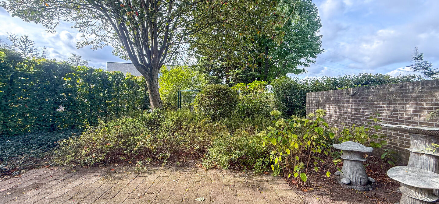 Rust, ruimte en architecturale charme op een riant perceel
Sommige woningen voelen meteen als thuiskomen. Deze bijzondere architectuurwoning in Koersel combineert ruimte, comfort, licht en karakter met een uitzonderlijk groene omgeving. Gelegen op een ri