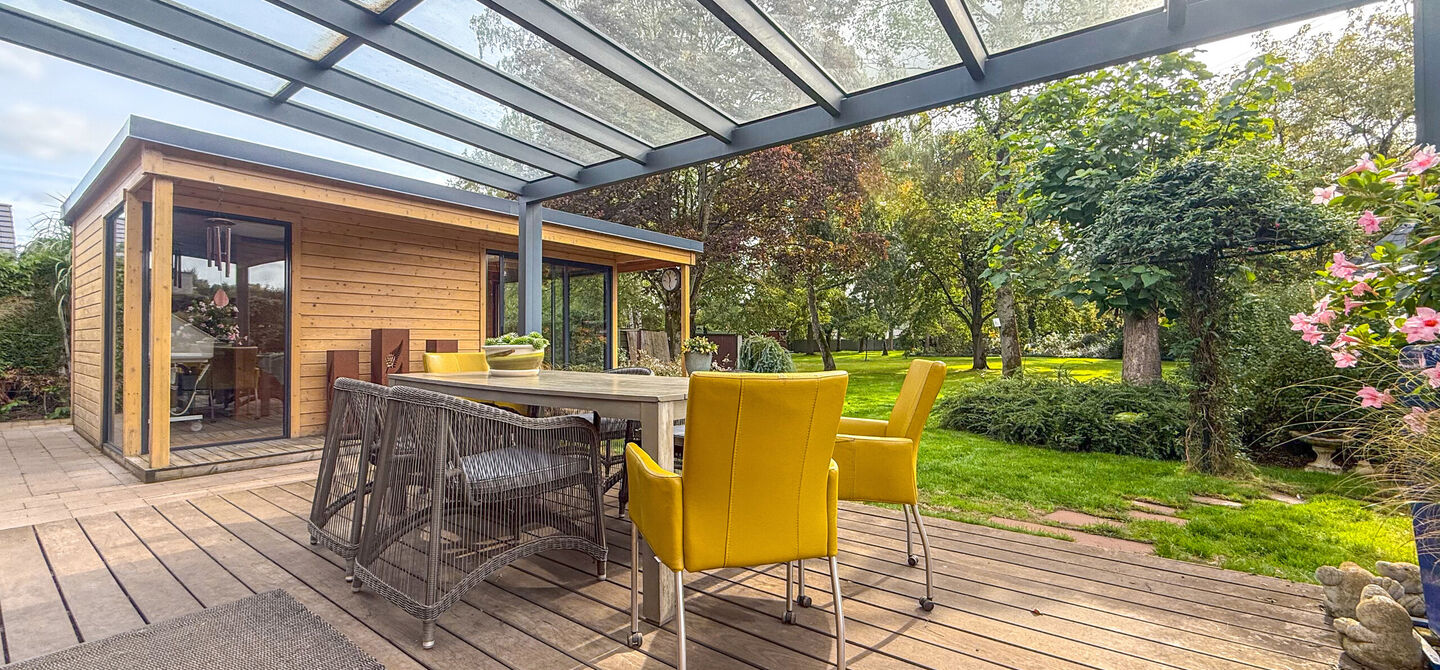 Rust, ruimte en architecturale charme op een riant perceel
Sommige woningen voelen meteen als thuiskomen. Deze bijzondere architectuurwoning in Koersel combineert ruimte, comfort, licht en karakter met een uitzonderlijk groene omgeving. Gelegen op een ri