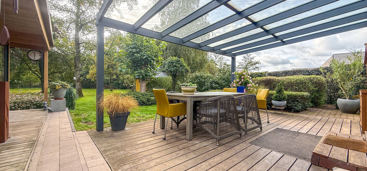 Rust, ruimte en architecturale charme op een riant perceel
Sommige woningen voelen meteen als thuiskomen. Deze bijzondere architectuurwoning in Koersel combineert ruimte, comfort, licht en karakter met een uitzonderlijk groene omgeving. Gelegen op een ri