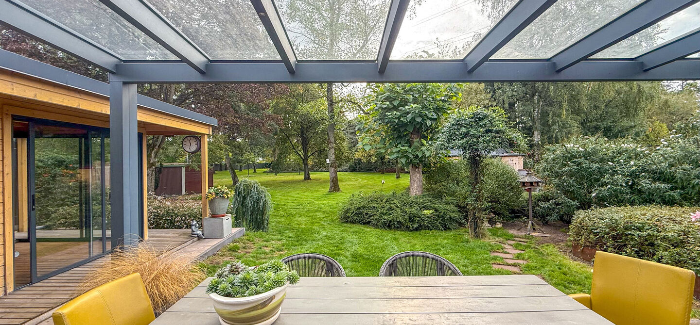 Rust, ruimte en architecturale charme op een riant perceel
Sommige woningen voelen meteen als thuiskomen. Deze bijzondere architectuurwoning in Koersel combineert ruimte, comfort, licht en karakter met een uitzonderlijk groene omgeving. Gelegen op een ri