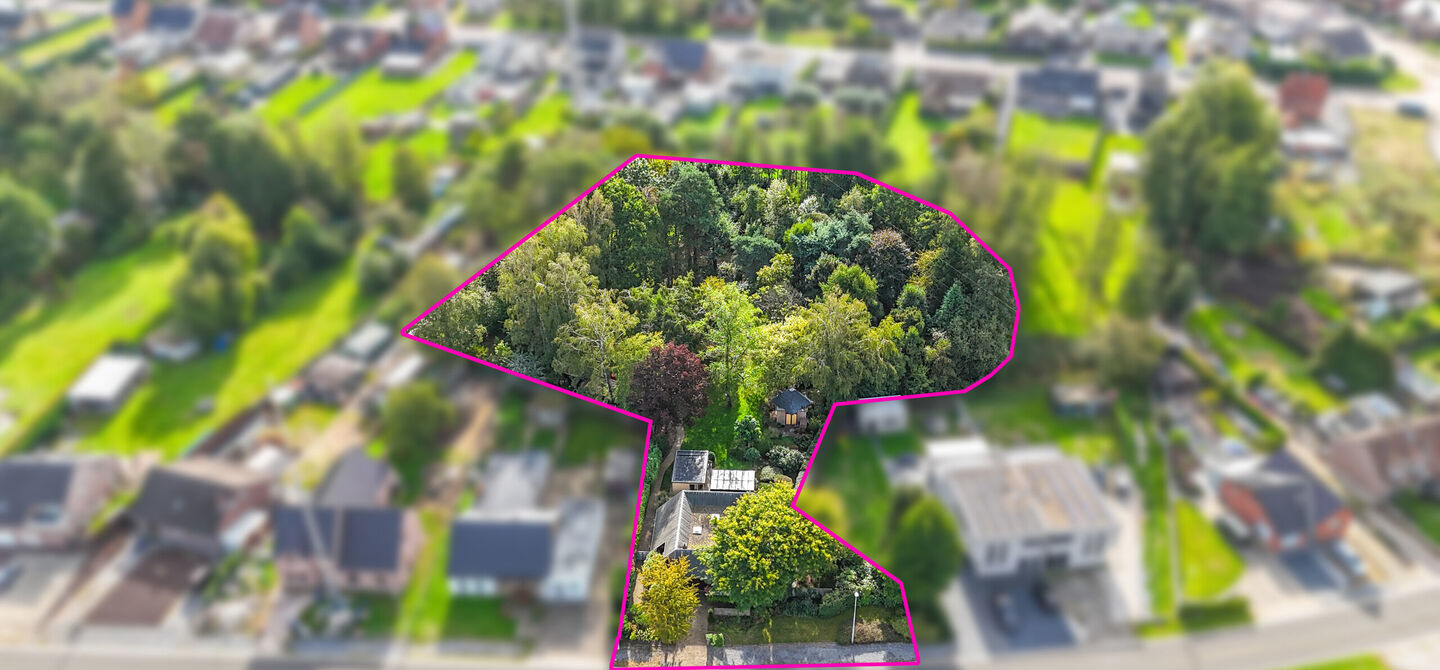 Sommige woningen voelen meteen als thuiskomen. Deze bijzondere architectuurwoning in Koersel combineert ruimte, comfort, licht en karakter met een uitzonderlijk groene omgeving. Gelegen op een riant perceel van maar liefst 58 are, geniet je achteraan van 