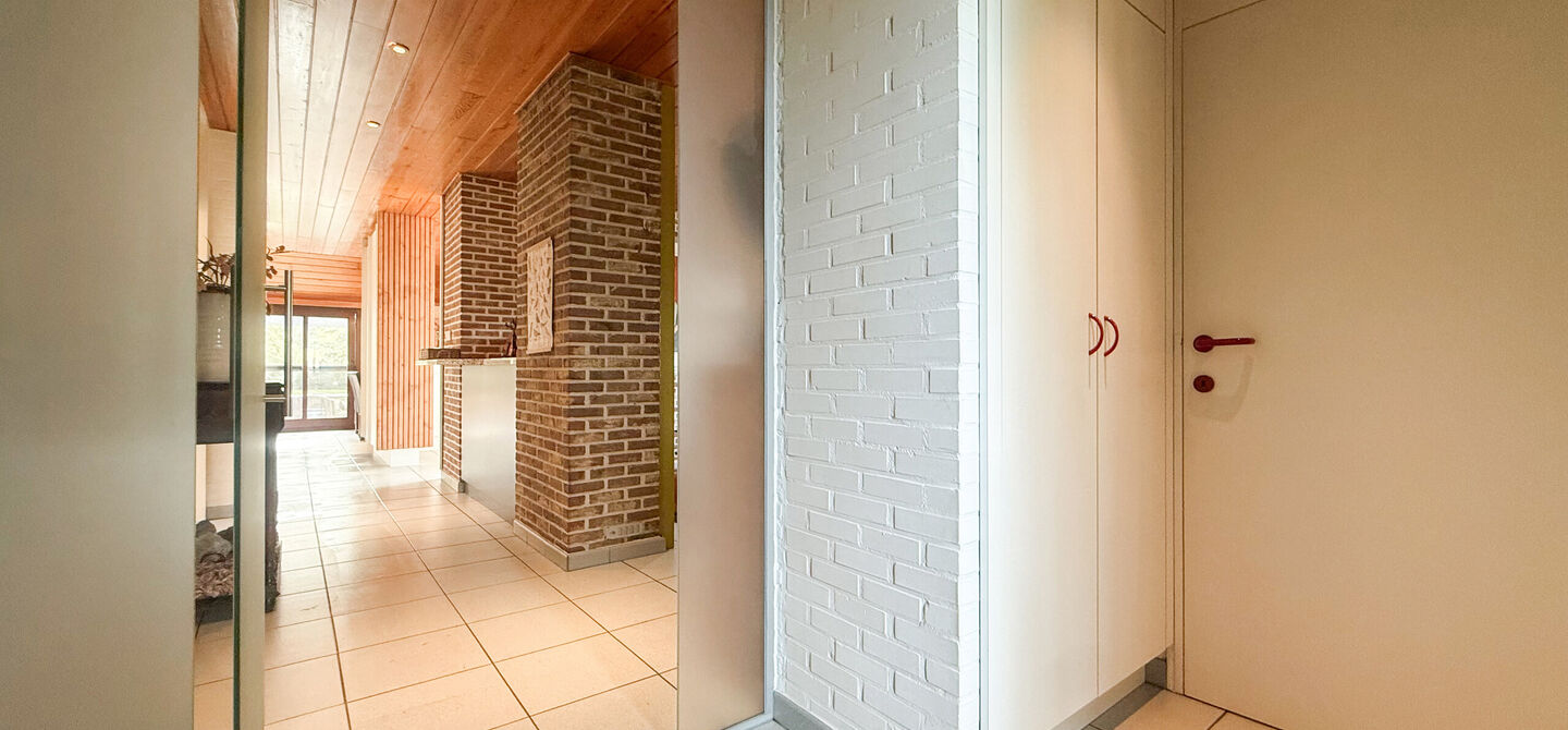 Sommige woningen voelen meteen als thuiskomen. Deze bijzondere architectuurwoning in Koersel combineert ruimte, comfort, licht en karakter met een uitzonderlijk groene omgeving. Gelegen op een riant perceel van maar liefst 58 are, geniet je achteraan van 