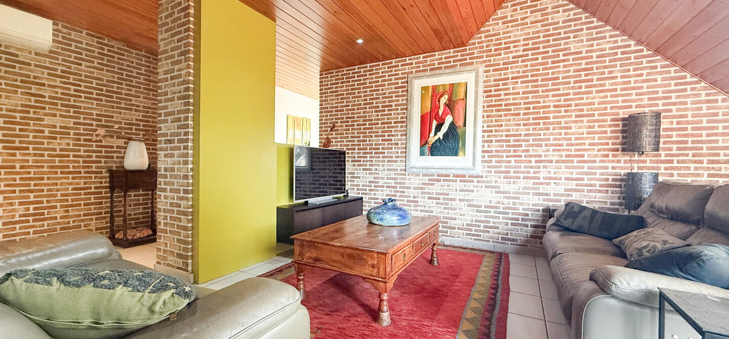 Sommige woningen voelen meteen als thuiskomen. Deze bijzondere architectuurwoning in Koersel combineert ruimte, comfort, licht en karakter met een uitzonderlijk groene omgeving. Gelegen op een riant perceel van maar liefst 58 are, geniet je achteraan van 