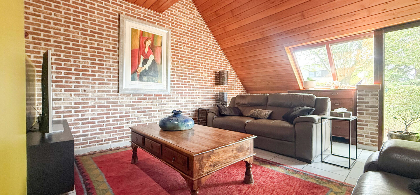 Sommige woningen voelen meteen als thuiskomen. Deze bijzondere architectuurwoning in Koersel combineert ruimte, comfort, licht en karakter met een uitzonderlijk groene omgeving. Gelegen op een riant perceel van maar liefst 58 are, geniet je achteraan van 