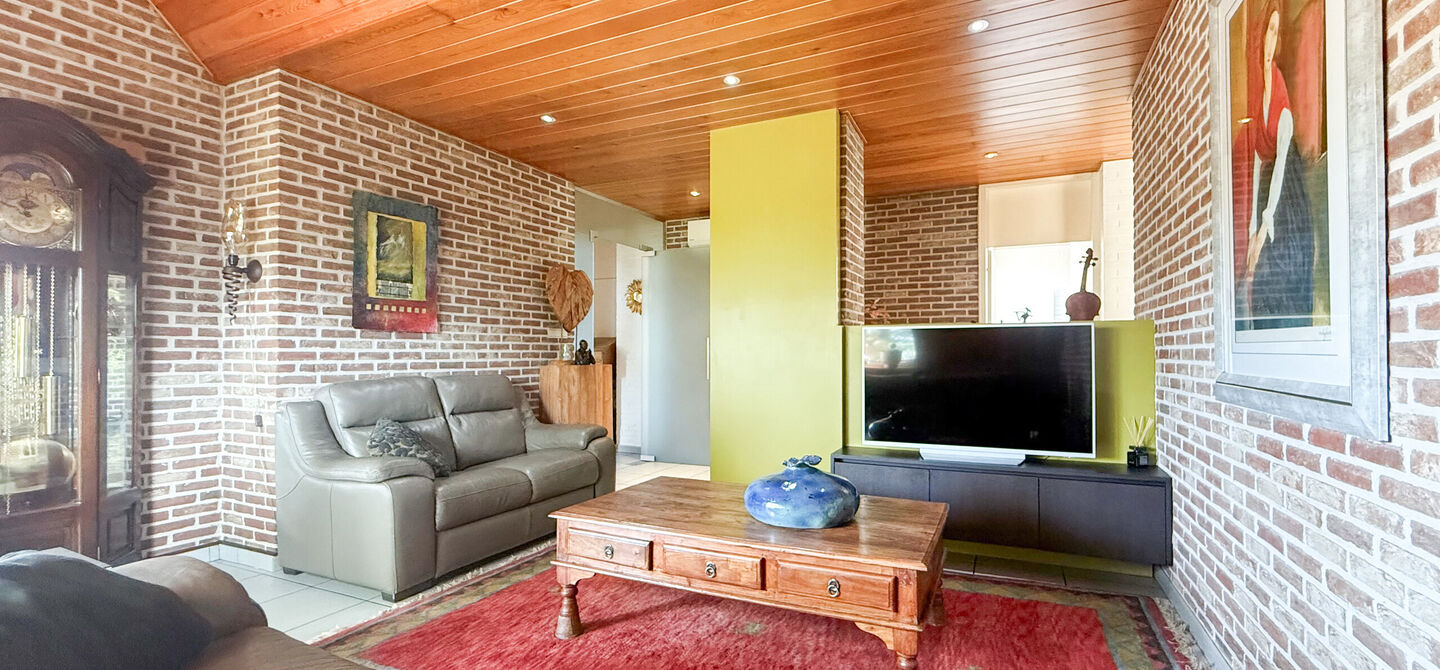 Sommige woningen voelen meteen als thuiskomen. Deze bijzondere architectuurwoning in Koersel combineert ruimte, comfort, licht en karakter met een uitzonderlijk groene omgeving. Gelegen op een riant perceel van maar liefst 58 are, geniet je achteraan van 