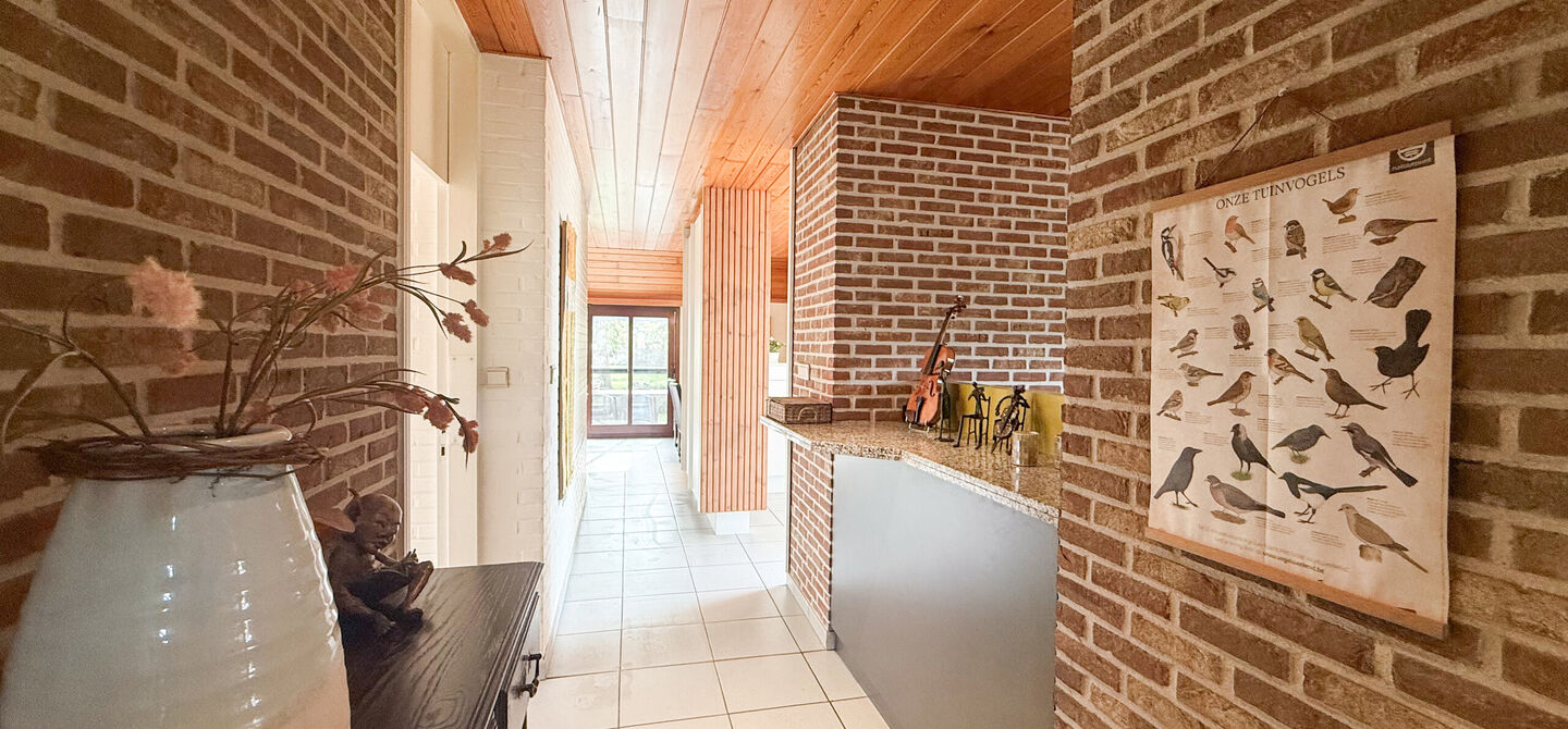 Sommige woningen voelen meteen als thuiskomen. Deze bijzondere architectuurwoning in Koersel combineert ruimte, comfort, licht en karakter met een uitzonderlijk groene omgeving. Gelegen op een riant perceel van maar liefst 58 are, geniet je achteraan van 