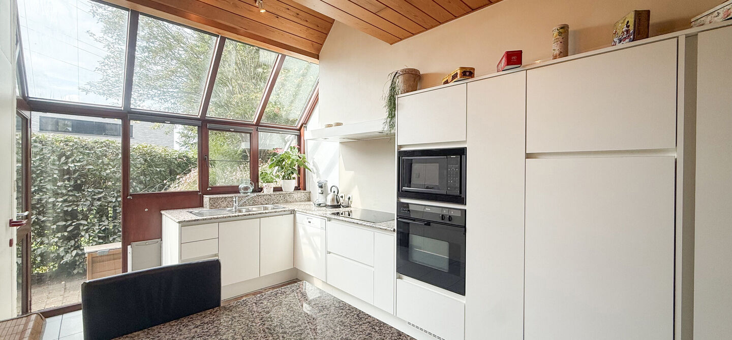 Sommige woningen voelen meteen als thuiskomen. Deze bijzondere architectuurwoning in Koersel combineert ruimte, comfort, licht en karakter met een uitzonderlijk groene omgeving. Gelegen op een riant perceel van maar liefst 58 are, geniet je achteraan van 