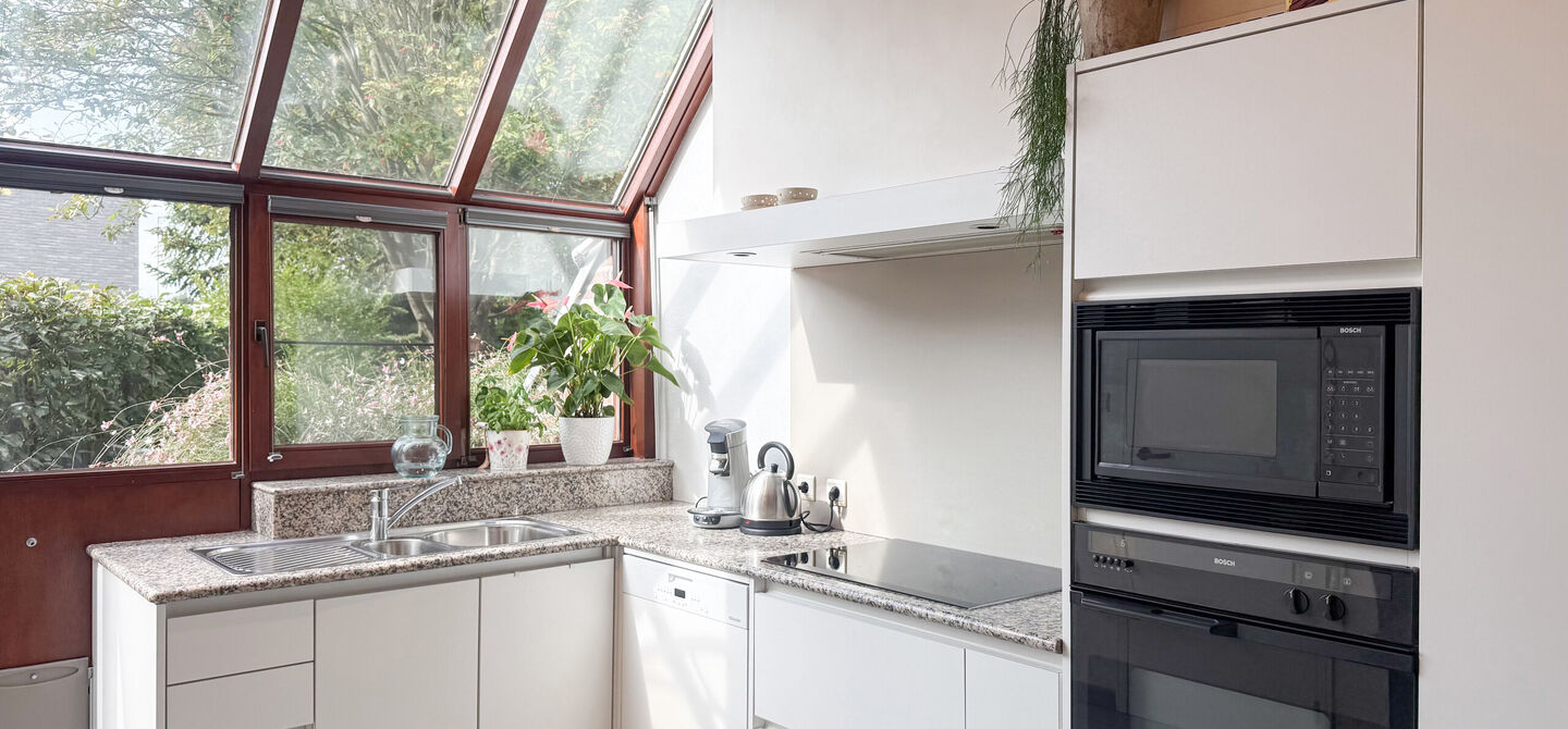 Sommige woningen voelen meteen als thuiskomen. Deze bijzondere architectuurwoning in Koersel combineert ruimte, comfort, licht en karakter met een uitzonderlijk groene omgeving. Gelegen op een riant perceel van maar liefst 58 are, geniet je achteraan van 
