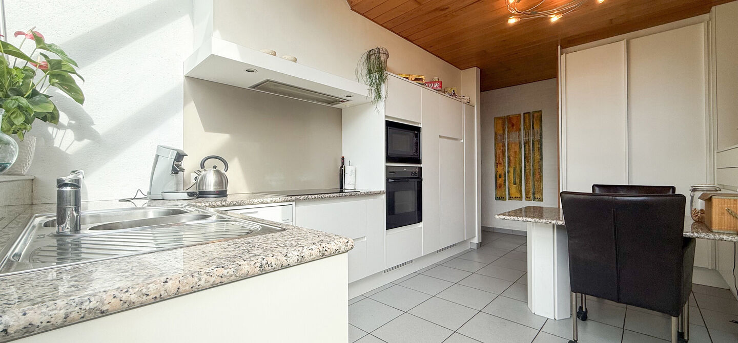 Sommige woningen voelen meteen als thuiskomen. Deze bijzondere architectuurwoning in Koersel combineert ruimte, comfort, licht en karakter met een uitzonderlijk groene omgeving. Gelegen op een riant perceel van maar liefst 58 are, geniet je achteraan van 
