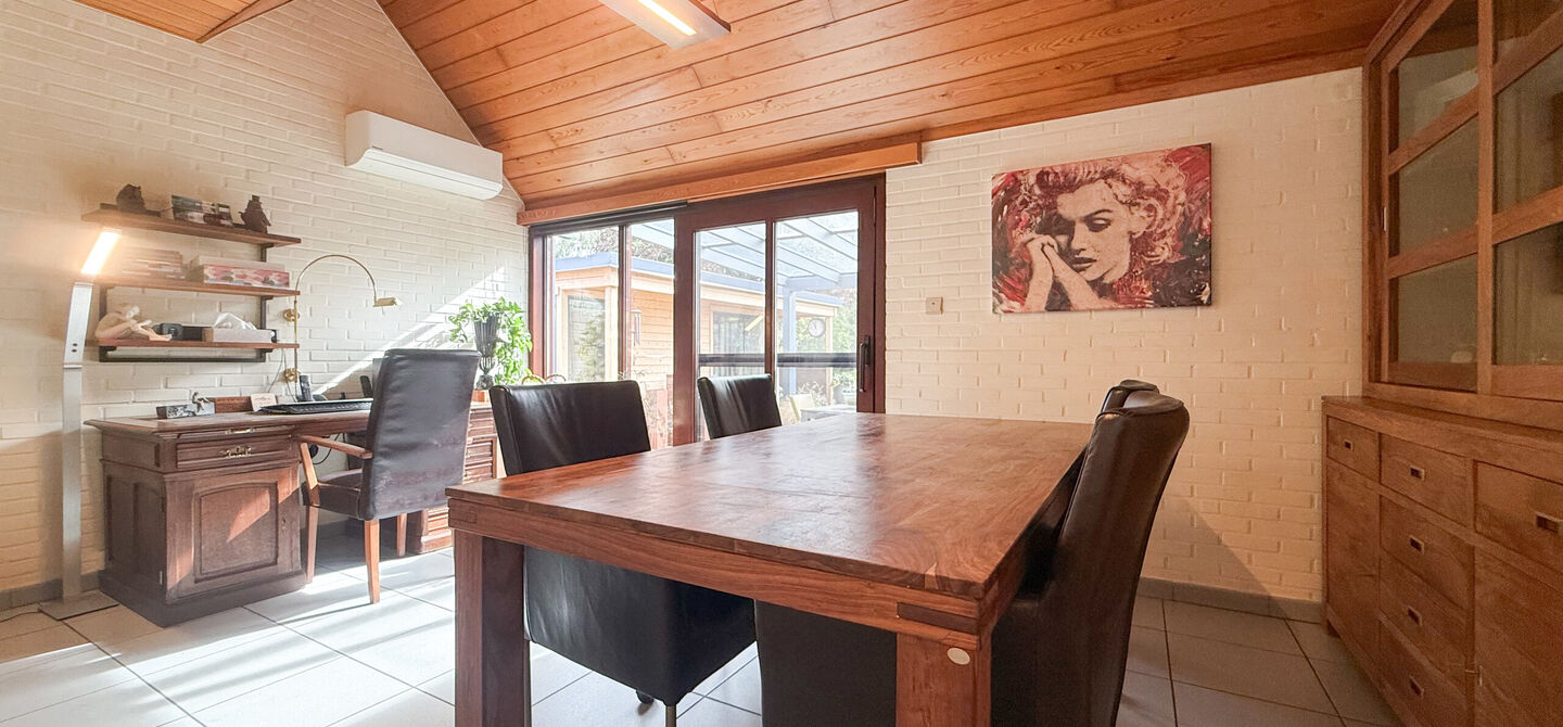 Sommige woningen voelen meteen als thuiskomen. Deze bijzondere architectuurwoning in Koersel combineert ruimte, comfort, licht en karakter met een uitzonderlijk groene omgeving. Gelegen op een riant perceel van maar liefst 58 are, geniet je achteraan van 