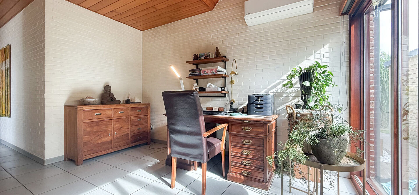 Sommige woningen voelen meteen als thuiskomen. Deze bijzondere architectuurwoning in Koersel combineert ruimte, comfort, licht en karakter met een uitzonderlijk groene omgeving. Gelegen op een riant perceel van maar liefst 58 are, geniet je achteraan van 