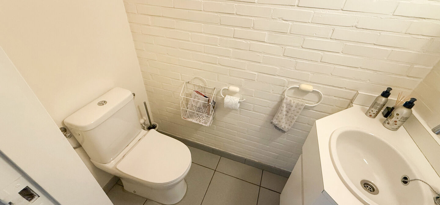 Sommige woningen voelen meteen als thuiskomen. Deze bijzondere architectuurwoning in Koersel combineert ruimte, comfort, licht en karakter met een uitzonderlijk groene omgeving. Gelegen op een riant perceel van maar liefst 58 are, geniet je achteraan van 