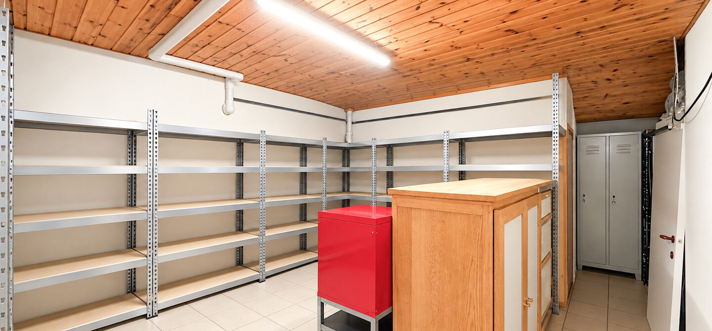 Sommige woningen voelen meteen als thuiskomen. Deze bijzondere architectuurwoning in Koersel combineert ruimte, comfort, licht en karakter met een uitzonderlijk groene omgeving. Gelegen op een riant perceel van maar liefst 58 are, geniet je achteraan van 