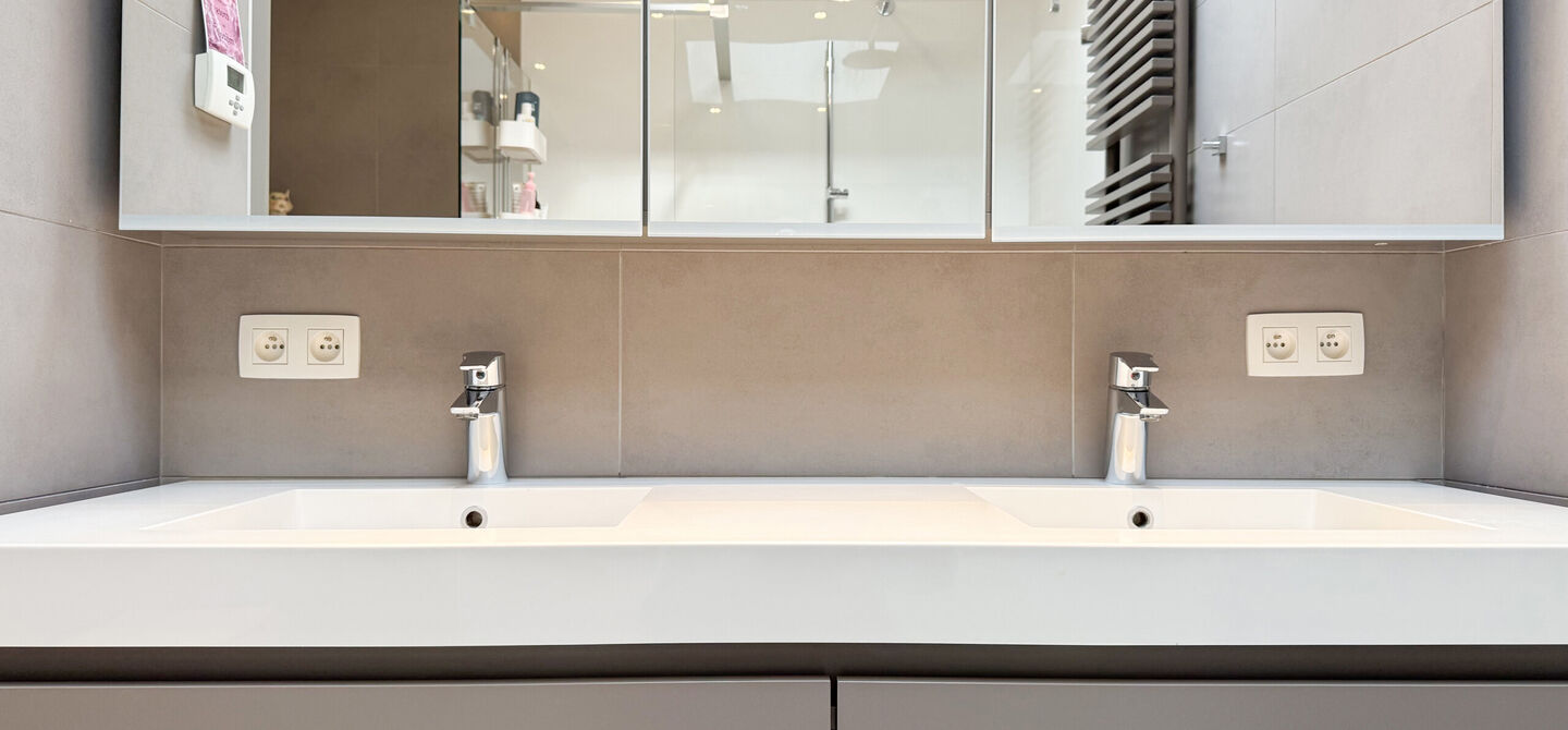 Sommige woningen voelen meteen als thuiskomen. Deze bijzondere architectuurwoning in Koersel combineert ruimte, comfort, licht en karakter met een uitzonderlijk groene omgeving. Gelegen op een riant perceel van maar liefst 58 are, geniet je achteraan van 