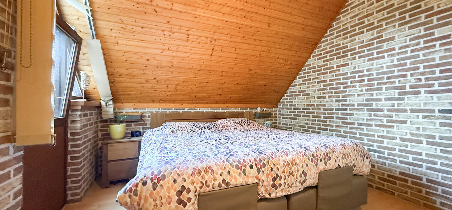Sommige woningen voelen meteen als thuiskomen. Deze bijzondere architectuurwoning in Koersel combineert ruimte, comfort, licht en karakter met een uitzonderlijk groene omgeving. Gelegen op een riant perceel van maar liefst 58 are, geniet je achteraan van 