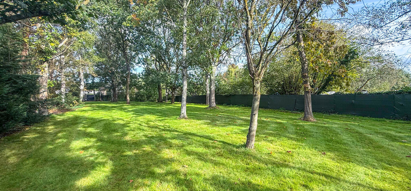 Sommige woningen voelen meteen als thuiskomen. Deze bijzondere architectuurwoning in Koersel combineert ruimte, comfort, licht en karakter met een uitzonderlijk groene omgeving. Gelegen op een riant perceel van maar liefst 58 are, geniet je achteraan van 