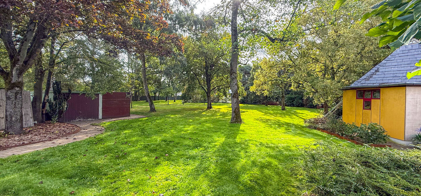 Sommige woningen voelen meteen als thuiskomen. Deze bijzondere architectuurwoning in Koersel combineert ruimte, comfort, licht en karakter met een uitzonderlijk groene omgeving. Gelegen op een riant perceel van maar liefst 58 are, geniet je achteraan van 