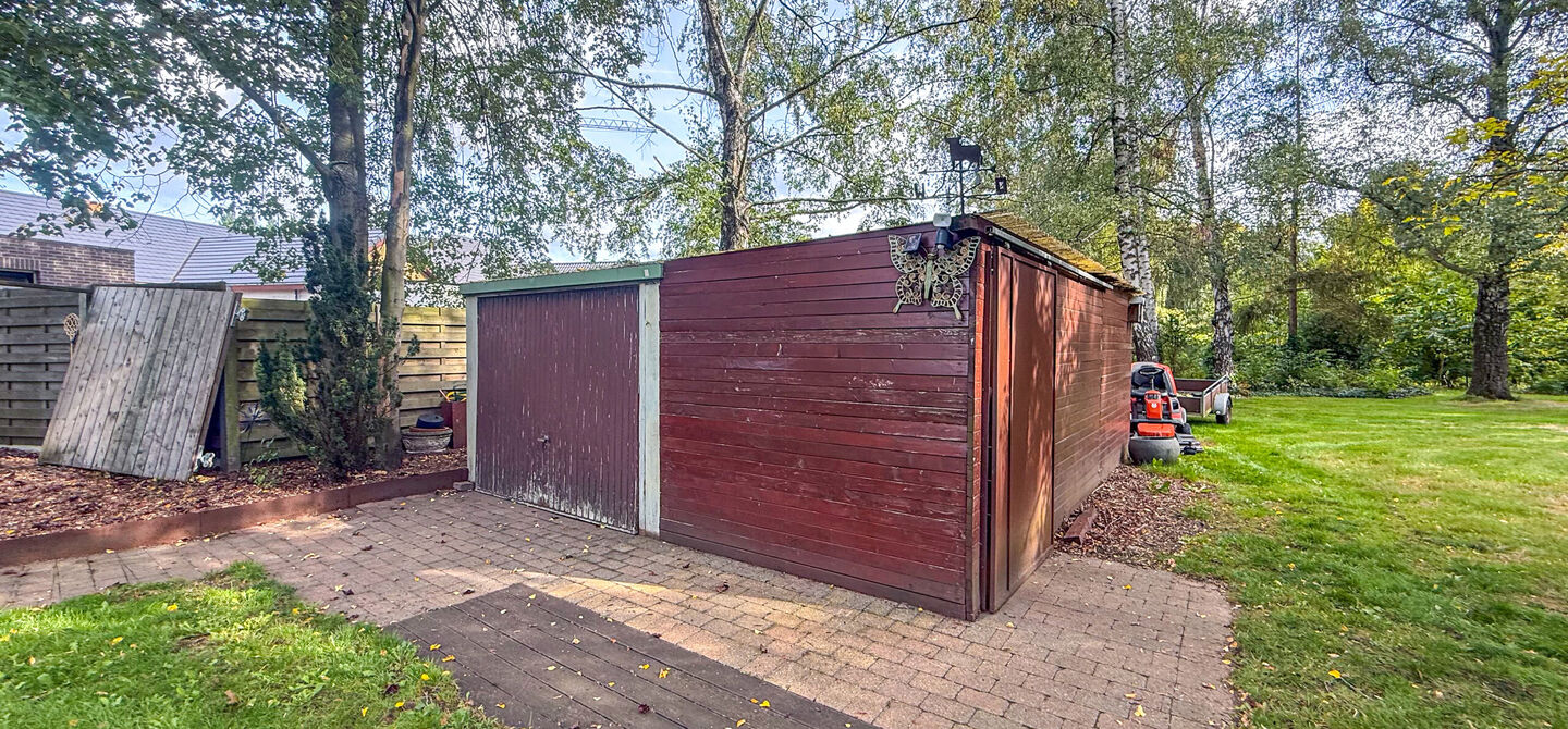 Sommige woningen voelen meteen als thuiskomen. Deze bijzondere architectuurwoning in Koersel combineert ruimte, comfort, licht en karakter met een uitzonderlijk groene omgeving. Gelegen op een riant perceel van maar liefst 58 are, geniet je achteraan van 