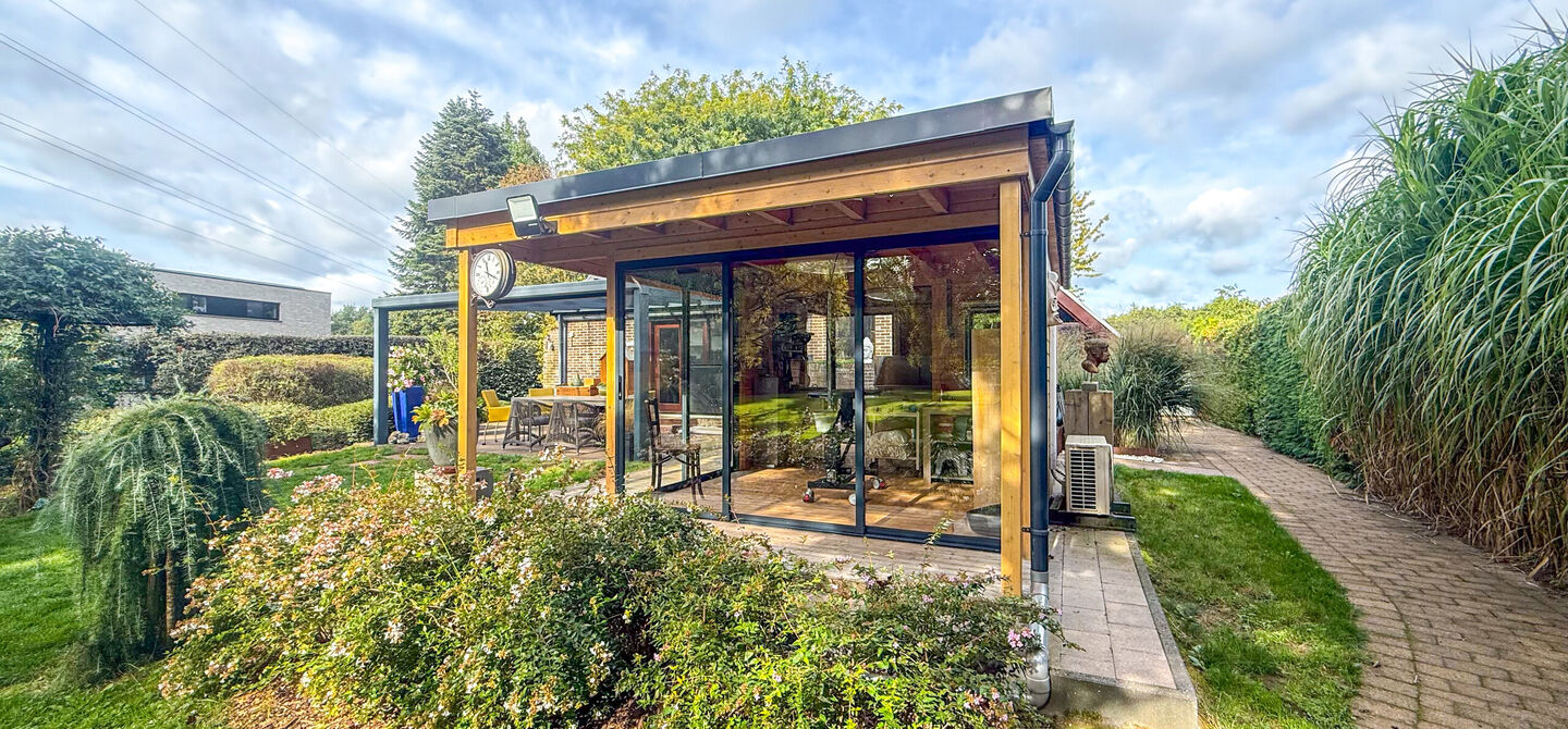 Sommige woningen voelen meteen als thuiskomen. Deze bijzondere architectuurwoning in Koersel combineert ruimte, comfort, licht en karakter met een uitzonderlijk groene omgeving. Gelegen op een riant perceel van maar liefst 58 are, geniet je achteraan van 