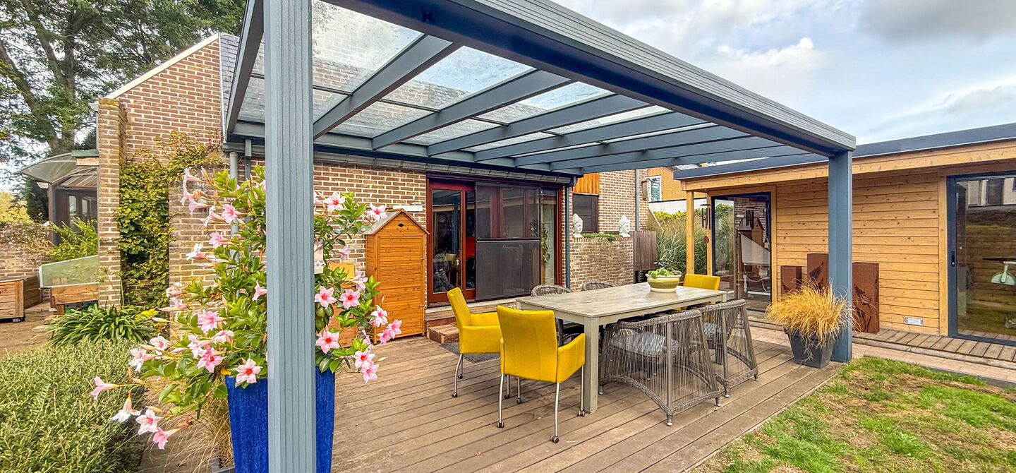 Sommige woningen voelen meteen als thuiskomen. Deze bijzondere architectuurwoning in Koersel combineert ruimte, comfort, licht en karakter met een uitzonderlijk groene omgeving. Gelegen op een riant perceel van maar liefst 58 are, geniet je achteraan van 