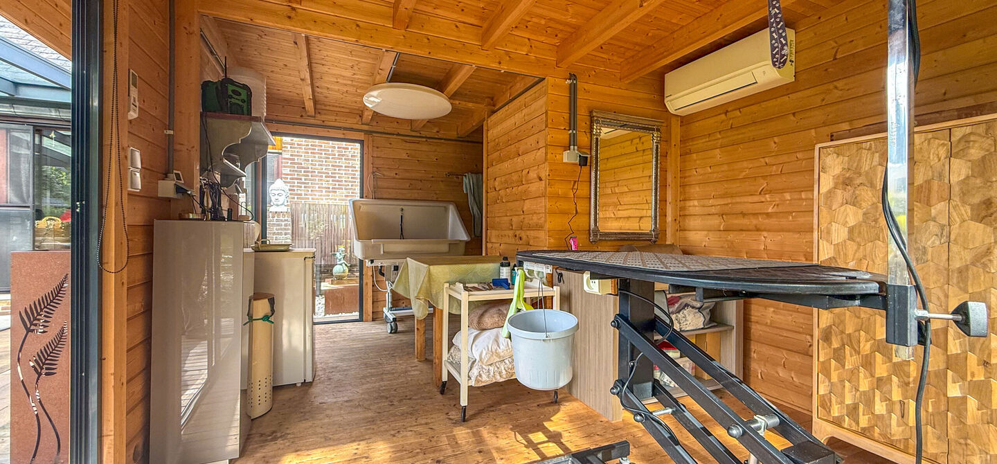 Sommige woningen voelen meteen als thuiskomen. Deze bijzondere architectuurwoning in Koersel combineert ruimte, comfort, licht en karakter met een uitzonderlijk groene omgeving. Gelegen op een riant perceel van maar liefst 58 are, geniet je achteraan van 