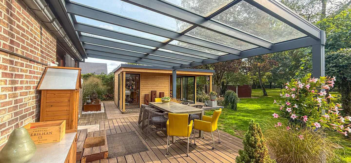 Sommige woningen voelen meteen als thuiskomen. Deze bijzondere architectuurwoning in Koersel combineert ruimte, comfort, licht en karakter met een uitzonderlijk groene omgeving. Gelegen op een riant perceel van maar liefst 58 are, geniet je achteraan van 