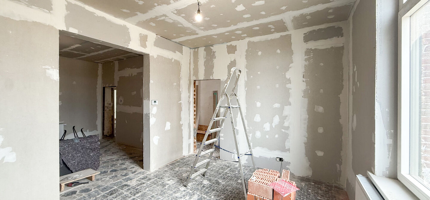 Bij ImmoFusion 7/7 “open huis” : klik op onze 3D-TOUR.
Ervaar vastgoed alsof je er zelf doorloopt!
Ben je op zoek naar een woning die je volledig naar eigen smaak kan afwerken? Dan is deze woning aan het Albertkanaal in Beringen zeker het bekijken