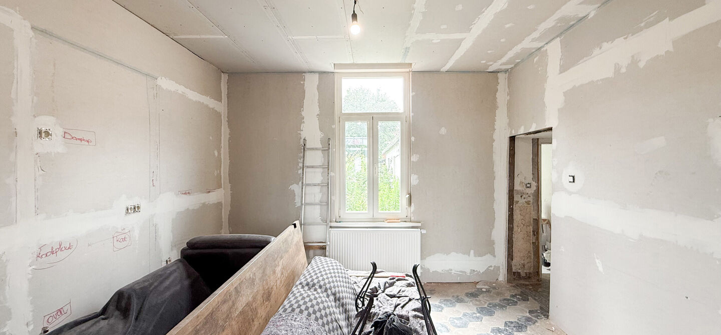 Bij ImmoFusion 7/7 “open huis” : klik op onze 3D-TOUR.
Ervaar vastgoed alsof je er zelf doorloopt!
Ben je op zoek naar een woning die je volledig naar eigen smaak kan afwerken? Dan is deze woning aan het Albertkanaal in Beringen zeker het bekijken