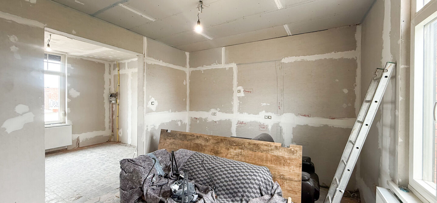 Bij ImmoFusion 7/7 “open huis” : klik op onze 3D-TOUR.
Ervaar vastgoed alsof je er zelf doorloopt!
Ben je op zoek naar een woning die je volledig naar eigen smaak kan afwerken? Dan is deze woning aan het Albertkanaal in Beringen zeker het bekijken