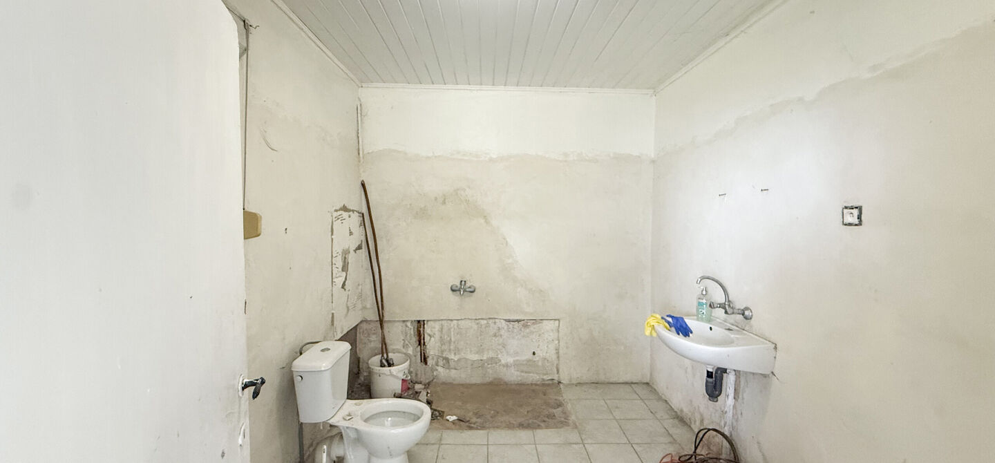 Bij ImmoFusion 7/7 “open huis” : klik op onze 3D-TOUR.
Ervaar vastgoed alsof je er zelf doorloopt!
Ben je op zoek naar een woning die je volledig naar eigen smaak kan afwerken? Dan is deze woning aan het Albertkanaal in Beringen zeker het bekijken