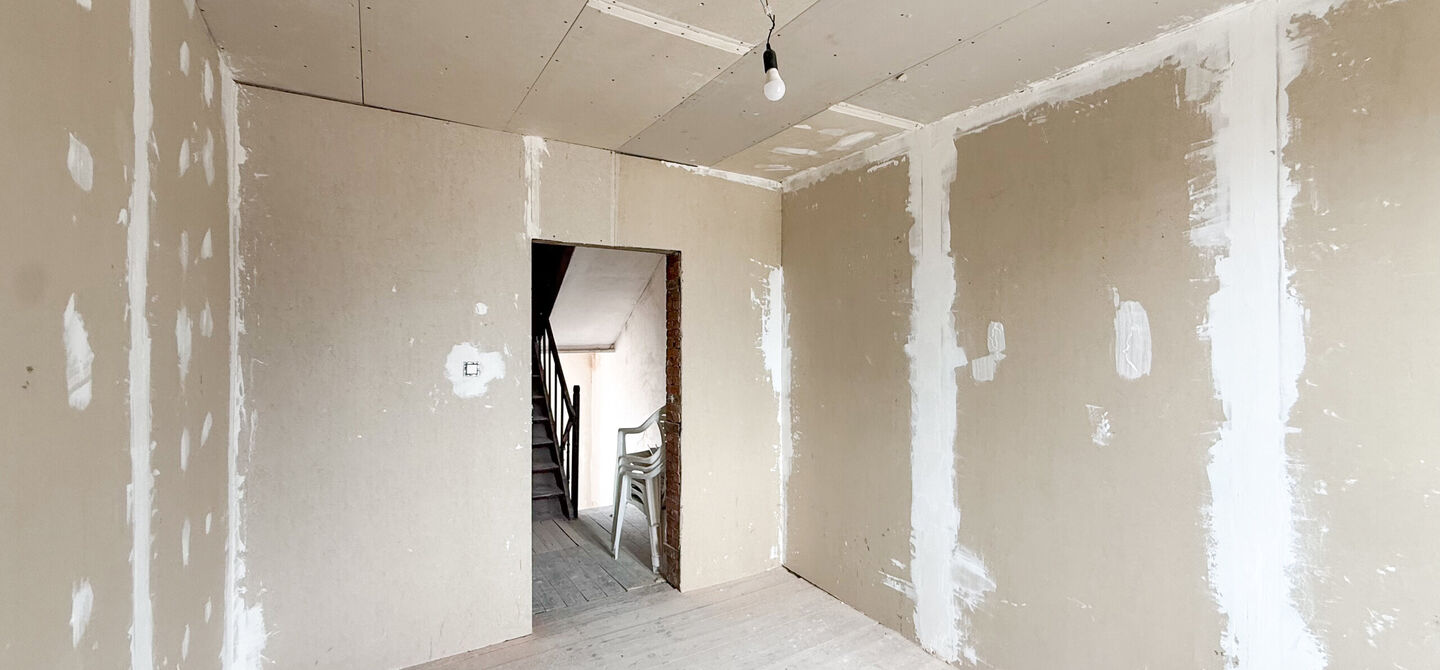 Bij ImmoFusion 7/7 “open huis” : klik op onze 3D-TOUR.
Ervaar vastgoed alsof je er zelf doorloopt!
Ben je op zoek naar een woning die je volledig naar eigen smaak kan afwerken? Dan is deze woning aan het Albertkanaal in Beringen zeker het bekijken