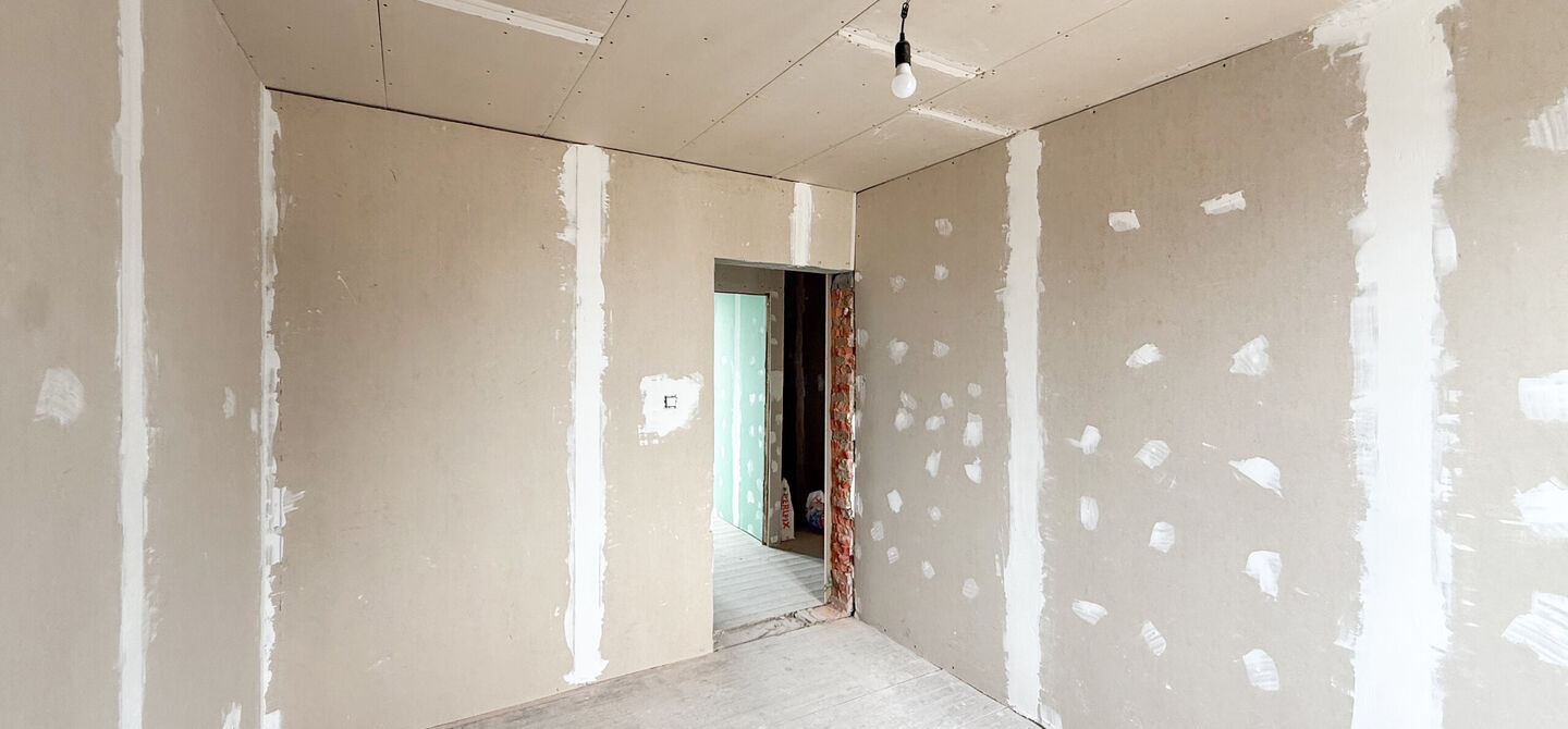 Bij ImmoFusion 7/7 “open huis” : klik op onze 3D-TOUR.
Ervaar vastgoed alsof je er zelf doorloopt!
Ben je op zoek naar een woning die je volledig naar eigen smaak kan afwerken? Dan is deze woning aan het Albertkanaal in Beringen zeker het bekijken