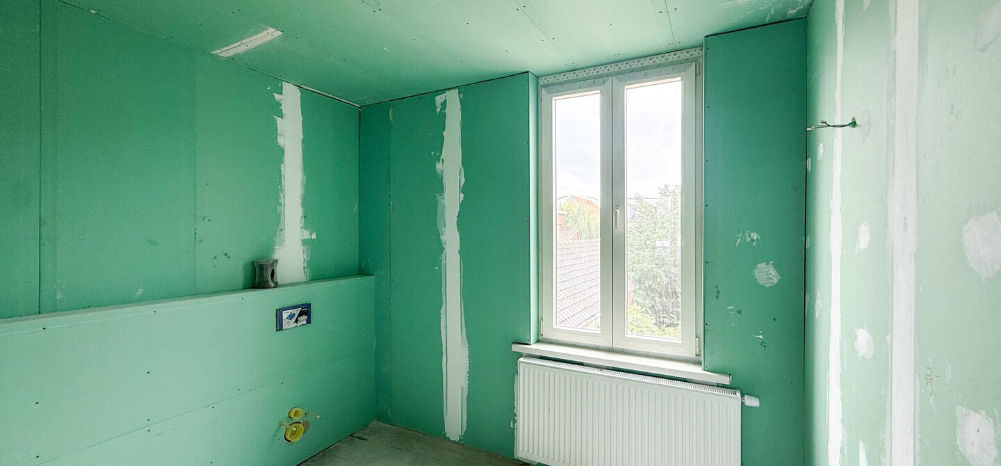 Bij ImmoFusion 7/7 “open huis” : klik op onze 3D-TOUR.
Ervaar vastgoed alsof je er zelf doorloopt!
Ben je op zoek naar een woning die je volledig naar eigen smaak kan afwerken? Dan is deze woning aan het Albertkanaal in Beringen zeker het bekijken
