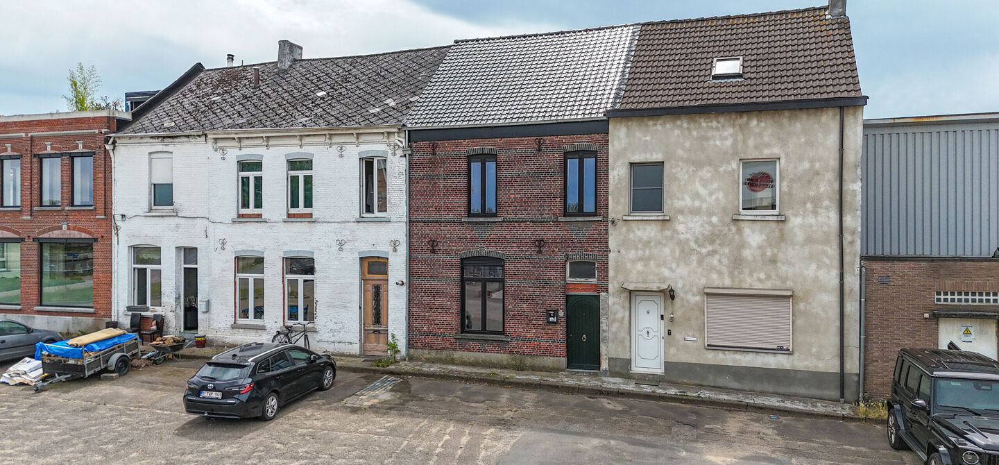 Bij ImmoFusion 7/7 “open huis” : klik op onze 3D-TOUR.
Ervaar vastgoed alsof je er zelf doorloopt!
Ben je op zoek naar een woning die je volledig naar eigen smaak kan afwerken? Dan is deze woning aan het Albertkanaal in Beringen zeker het bekijken