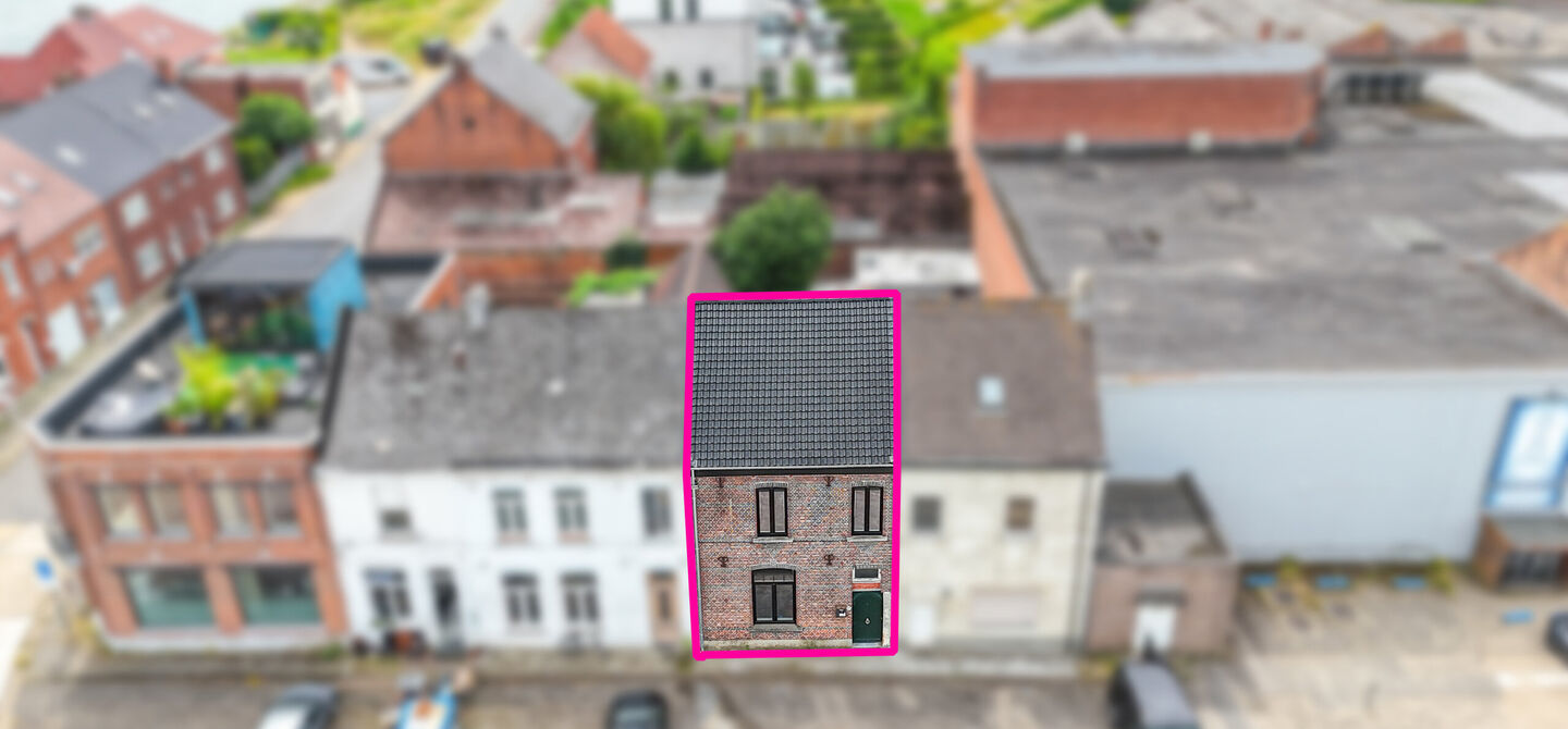 Bij ImmoFusion 7/7 “open huis” : klik op onze 3D-TOUR.
Ervaar vastgoed alsof je er zelf doorloopt!
Ben je op zoek naar een woning die je volledig naar eigen smaak kan afwerken? Dan is deze woning aan het Albertkanaal in Beringen zeker het bekijken