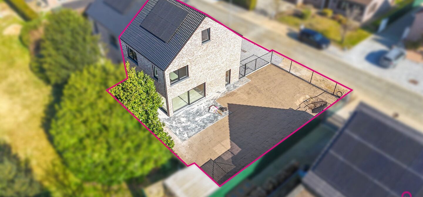 Bij ImmoFusion 7/7 “open huis” : klik op onze 3D-TOUR.
Ervaar vastgoed alsof je er zelf doorloopt!

Welkom in deze schitterende halfopen BEN-nieuwbouwwoning in Paal, voorzien van 3 slaapkamers met mogelijk tot 4 slaapkamers en grote tuin. Kopen is ver