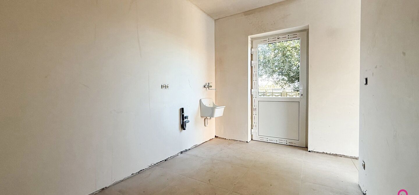Bij ImmoFusion  7/7 “open huis”  : klik op onze 3D-TOUR.
Ervaar vastgoed alsof je er zelf doorloopt!

Welkom in deze schitterende halfopen BEN-nieuwbouwwoning in Paal, voorzien van 3 slaapkamers met mogelijk tot 4 slaapkamers en grote tuin. Kopen is v