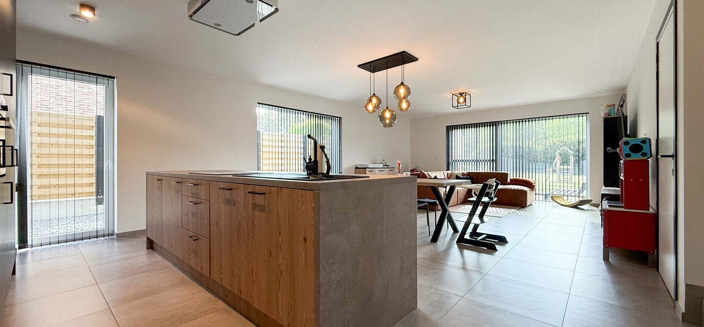 Bij ImmoFusion  7/7 “open huis”  : klik op onze 3D-TOUR.
Ervaar vastgoed alsof je er zelf doorloopt!

Welkom in deze schitterende halfopen BEN-nieuwbouwwoning in Paal, voorzien van vier slaapkamers. Kopen is verhuizen: deze woning is helemaal klaar om