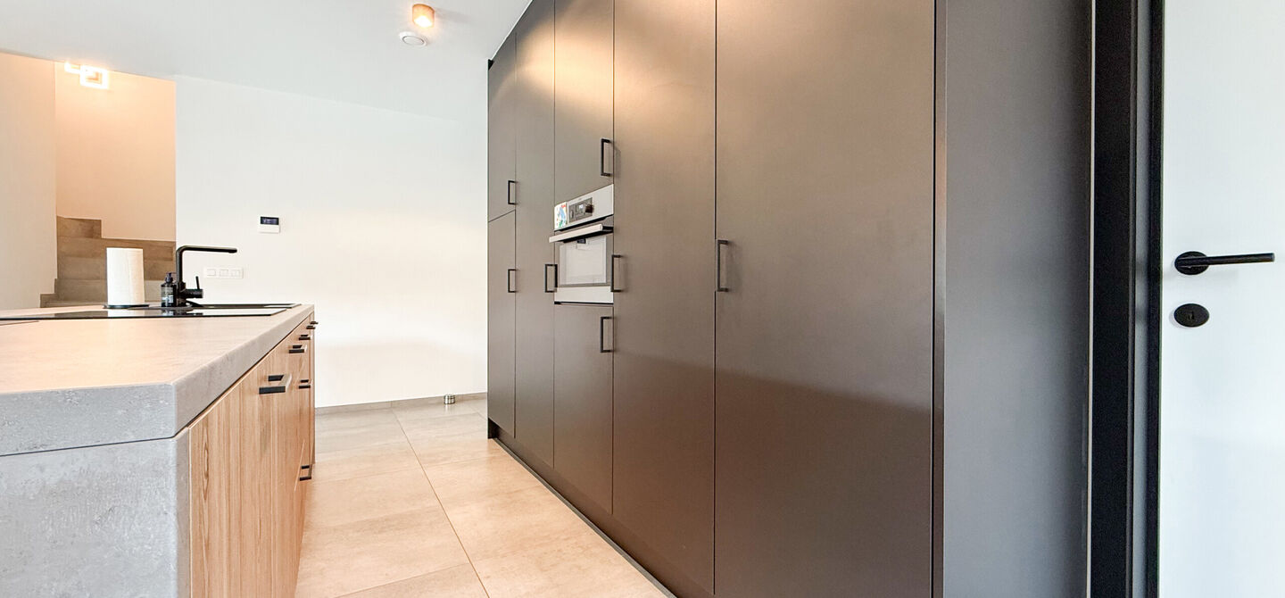 Bij ImmoFusion  7/7 “open huis”  : klik op onze 3D-TOUR.
Ervaar vastgoed alsof je er zelf doorloopt!

Welkom in deze schitterende halfopen BEN-nieuwbouwwoning in Paal, voorzien van vier slaapkamers. Kopen is verhuizen: deze woning is helemaal klaar om