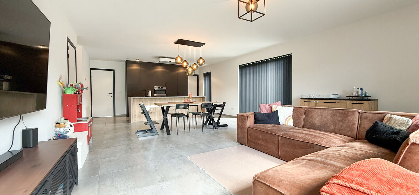 Bij ImmoFusion  7/7 “open huis”  : klik op onze 3D-TOUR.
Ervaar vastgoed alsof je er zelf doorloopt!

Welkom in deze schitterende halfopen BEN-nieuwbouwwoning in Paal, voorzien van vier slaapkamers. Kopen is verhuizen: deze woning is helemaal klaar om