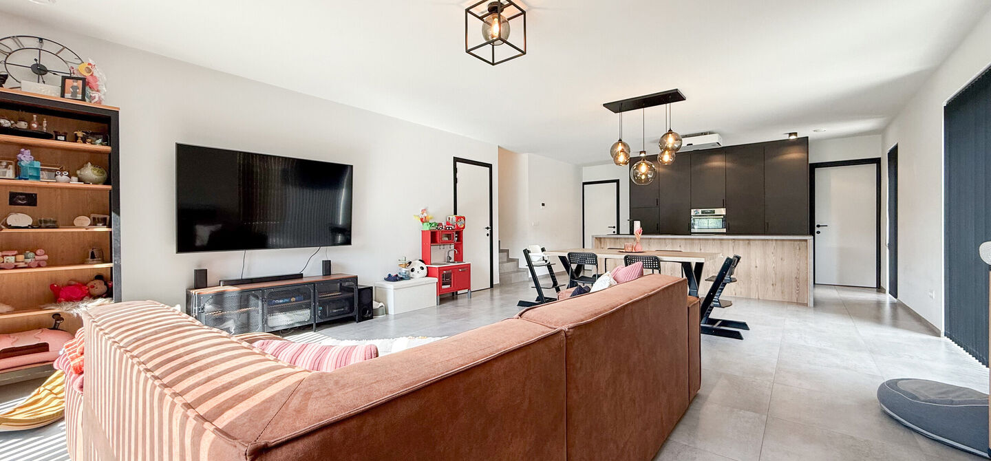 Bij ImmoFusion  7/7 “open huis”  : klik op onze 3D-TOUR.
Ervaar vastgoed alsof je er zelf doorloopt!

Welkom in deze schitterende halfopen BEN-nieuwbouwwoning in Paal, voorzien van vier slaapkamers. Kopen is verhuizen: deze woning is helemaal klaar om