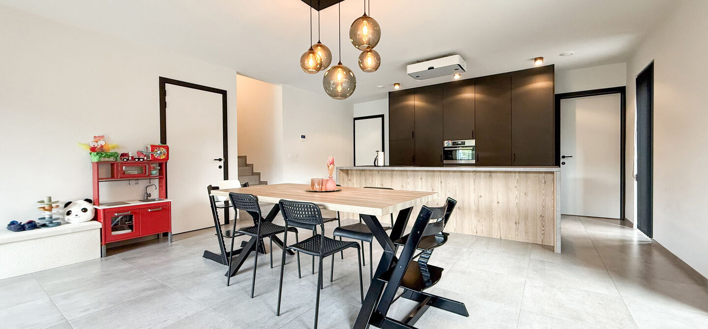 Bij ImmoFusion  7/7 “open huis”  : klik op onze 3D-TOUR.
Ervaar vastgoed alsof je er zelf doorloopt!

Welkom in deze schitterende halfopen BEN-nieuwbouwwoning in Paal, voorzien van vier slaapkamers. Kopen is verhuizen: deze woning is helemaal klaar om