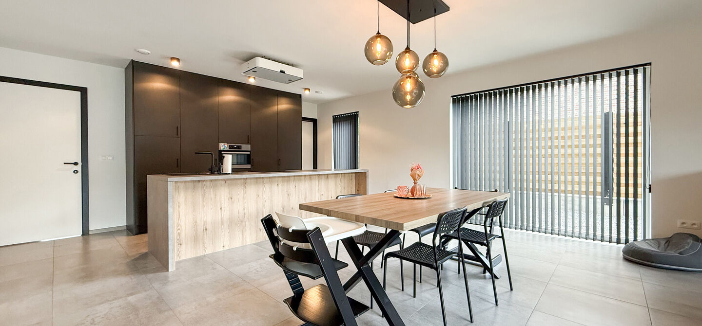 Bij ImmoFusion  7/7 “open huis”  : klik op onze 3D-TOUR.
Ervaar vastgoed alsof je er zelf doorloopt!

Welkom in deze schitterende halfopen BEN-nieuwbouwwoning in Paal, voorzien van vier slaapkamers. Kopen is verhuizen: deze woning is helemaal klaar om