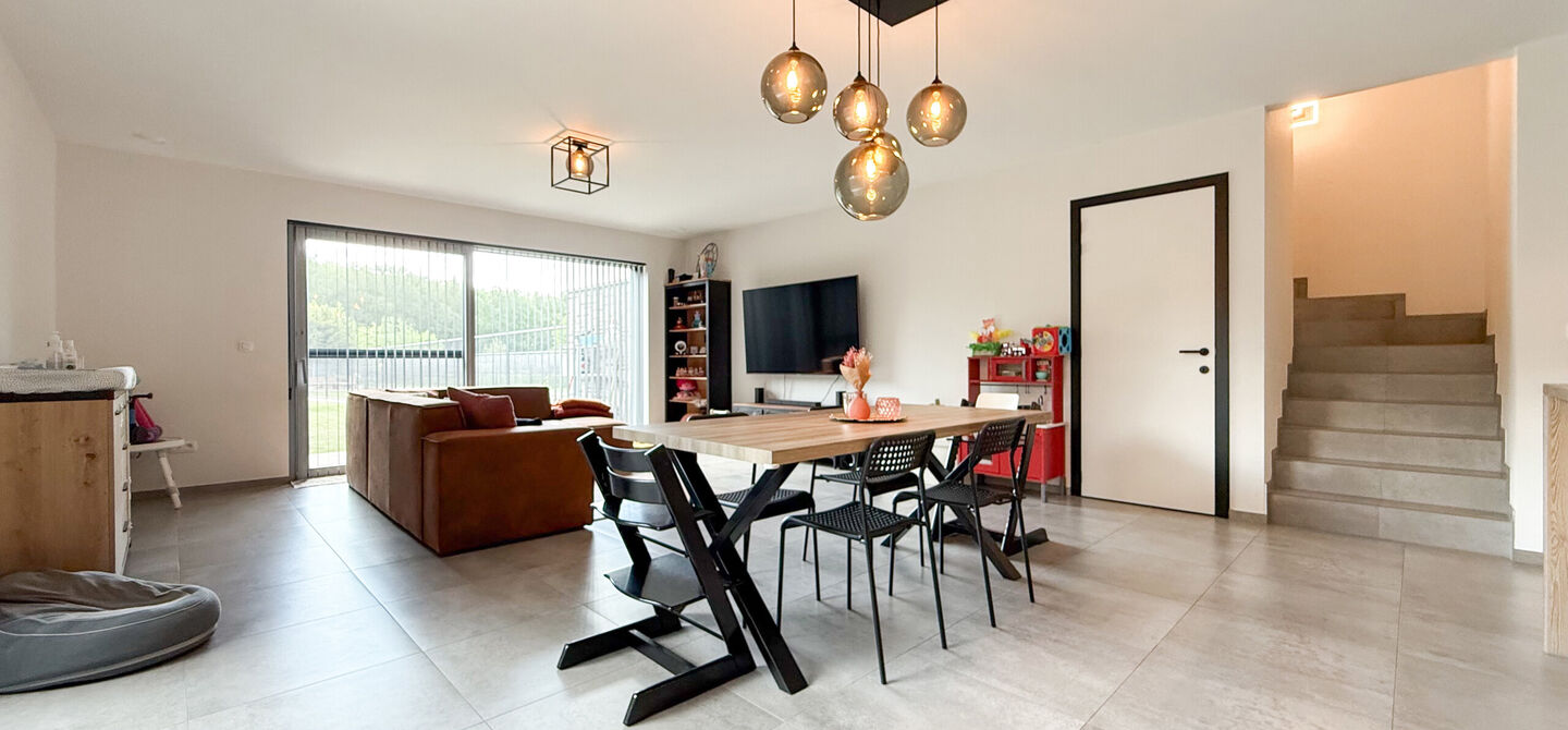 Bij ImmoFusion  7/7 “open huis”  : klik op onze 3D-TOUR.
Ervaar vastgoed alsof je er zelf doorloopt!

Welkom in deze schitterende halfopen BEN-nieuwbouwwoning in Paal, voorzien van vier slaapkamers. Kopen is verhuizen: deze woning is helemaal klaar om